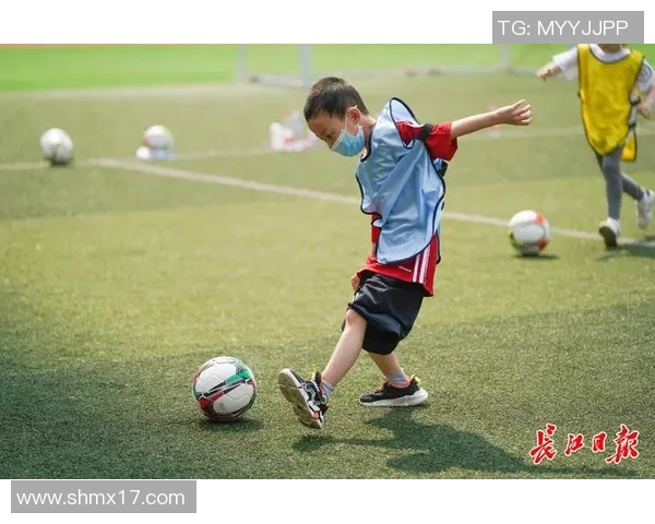 足球明星与小孩子的温馨互动瞬间传递梦想与希望